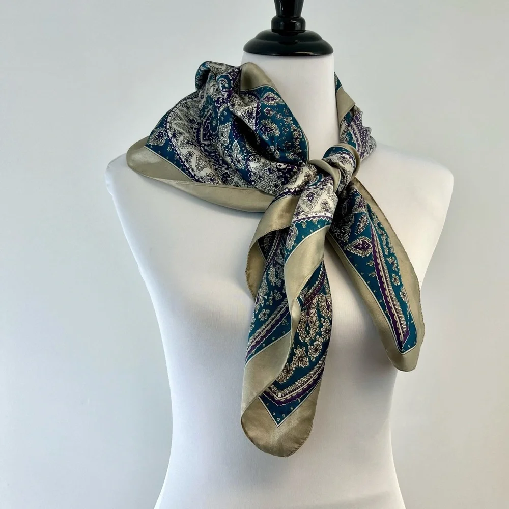 THE SPECIALTY HOUSE Vintage Paisley Scarf